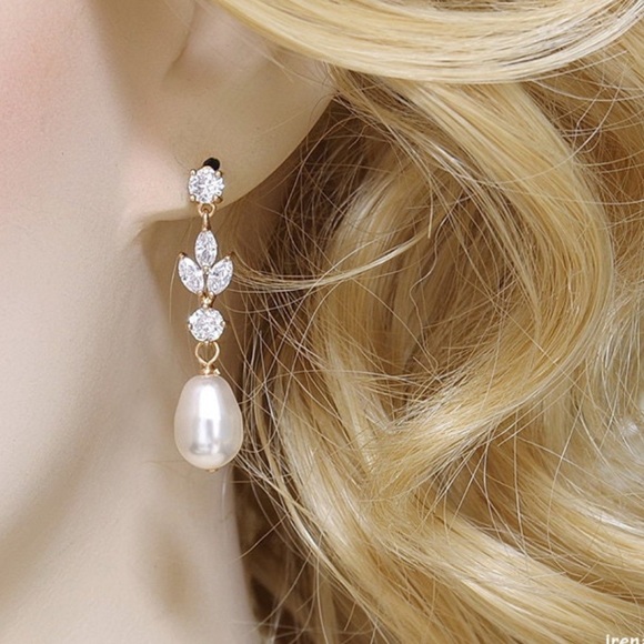 Elegant Gold and Silver Pearl Drop Earrings - Picture 2 of 4
